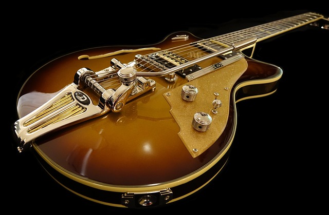Guitare dorée